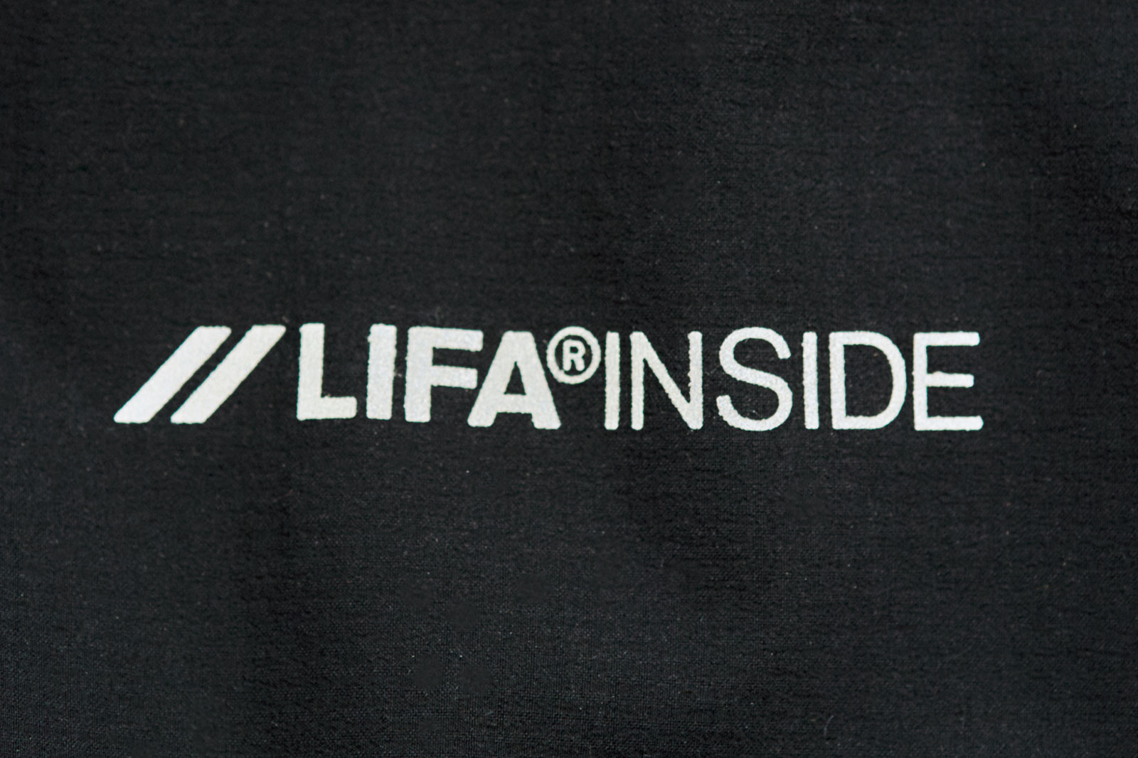 ヘリーハンセン LIFA Inside Gale Jacket 背面のリフレクター転写のロゴ