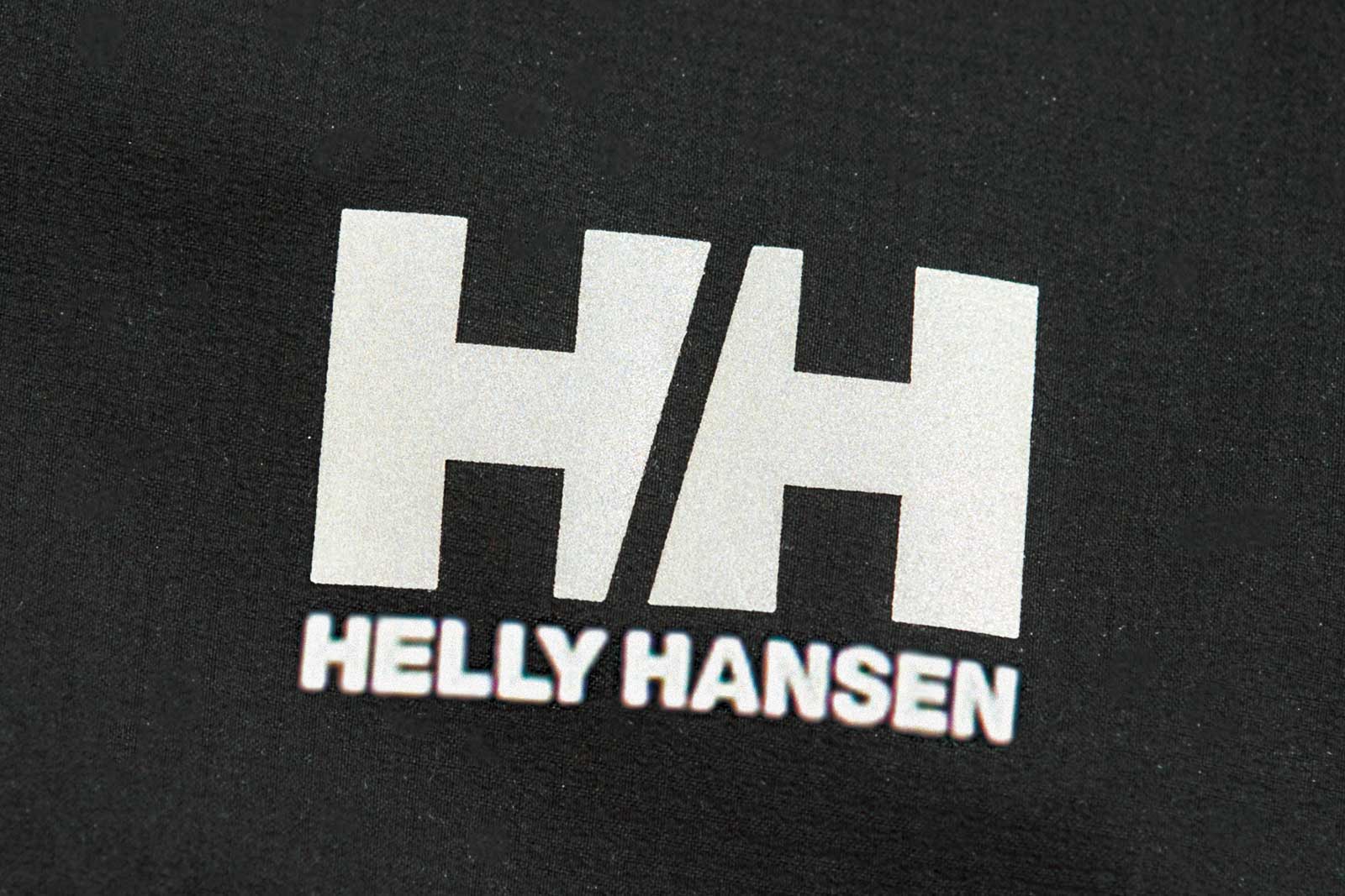 ヘリーハンセン LIFA Inside Gale Jacket 視認性を高めるリフレクター転写のロゴ