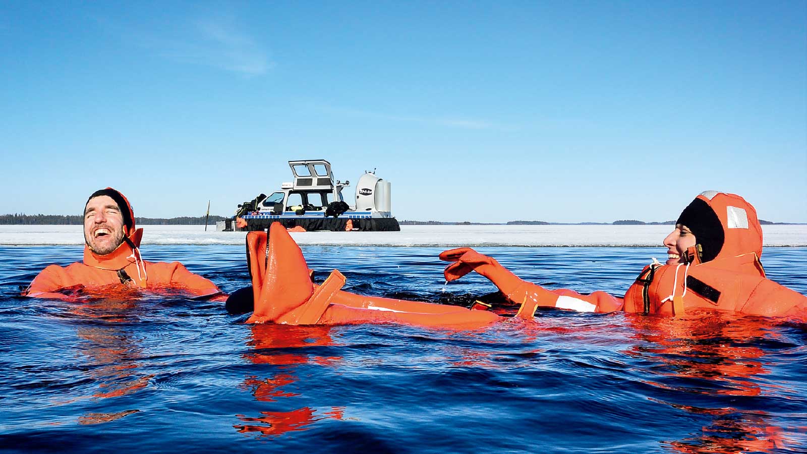 氷を割って海に浮かぶリラクセーション体験「Redrib」