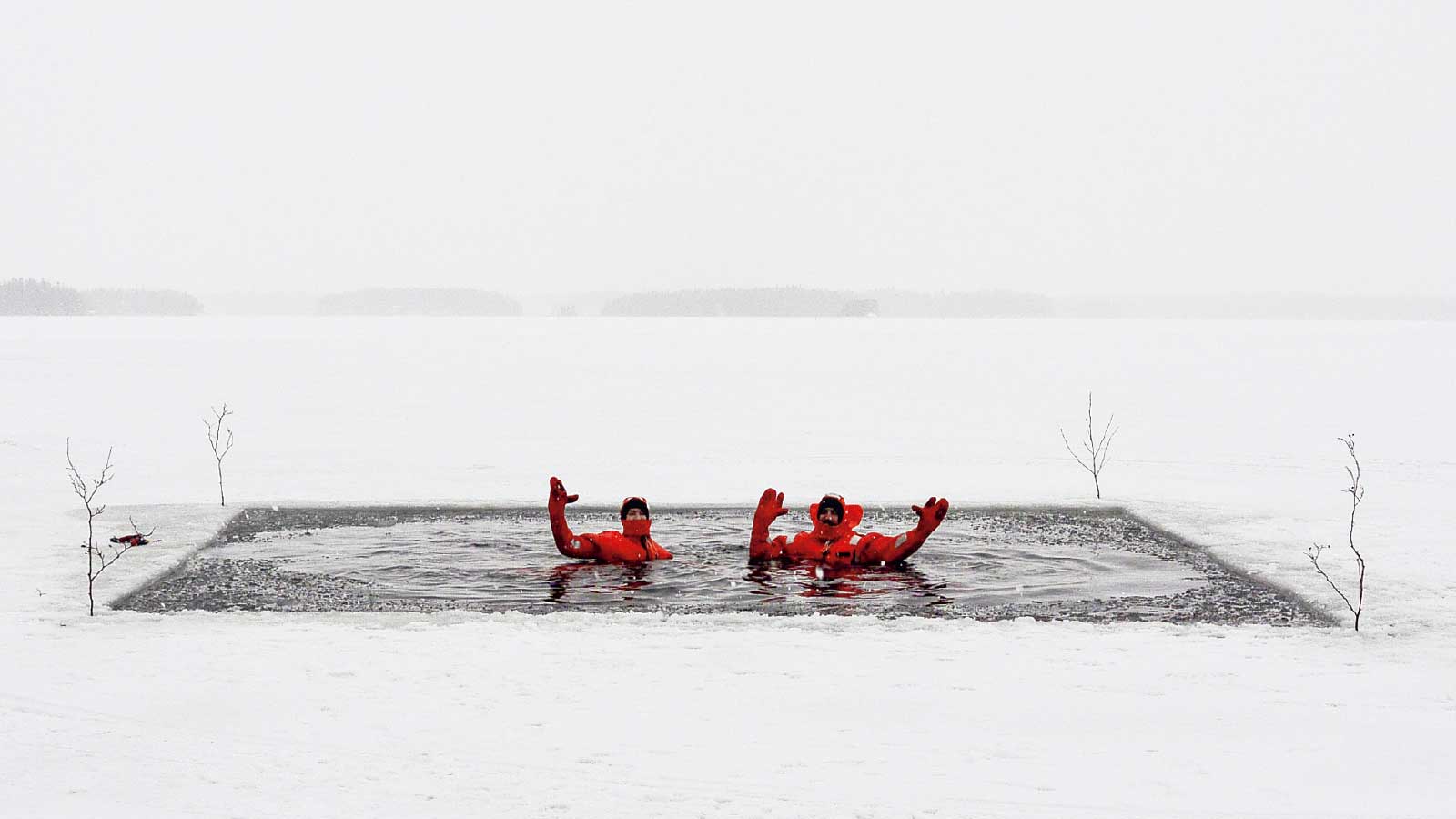 氷を割って海に浮かぶリラクセーション体験「Redrib」