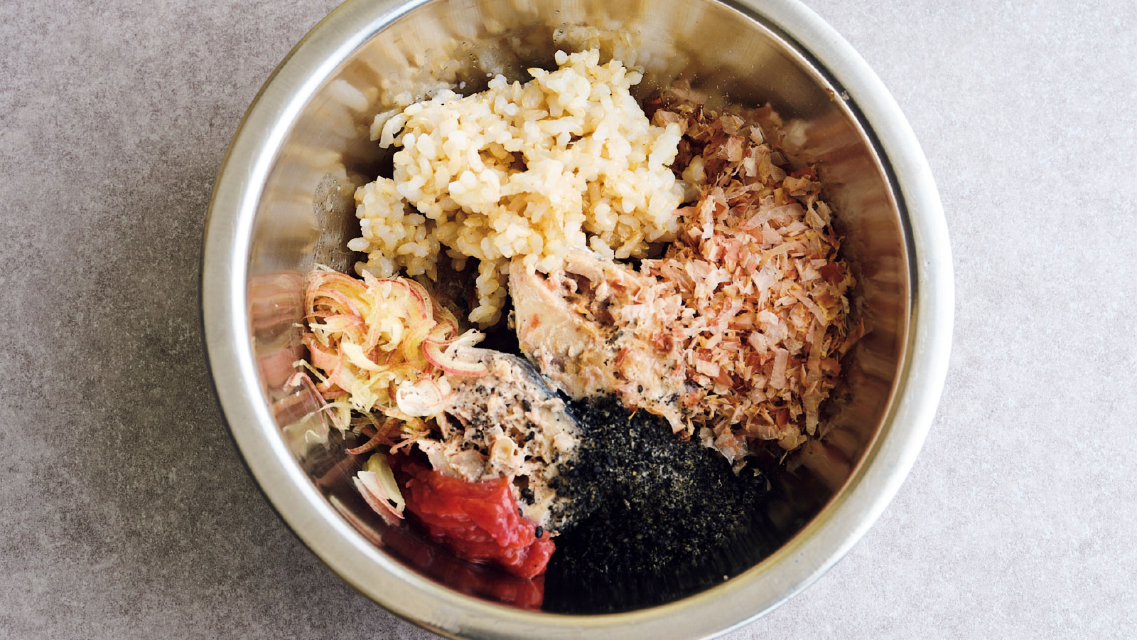 サバ缶とゴマの玄米まぜごはん 筋肉レシピ 〈ビストロ エムキューブ〉代表 宮之原充さん