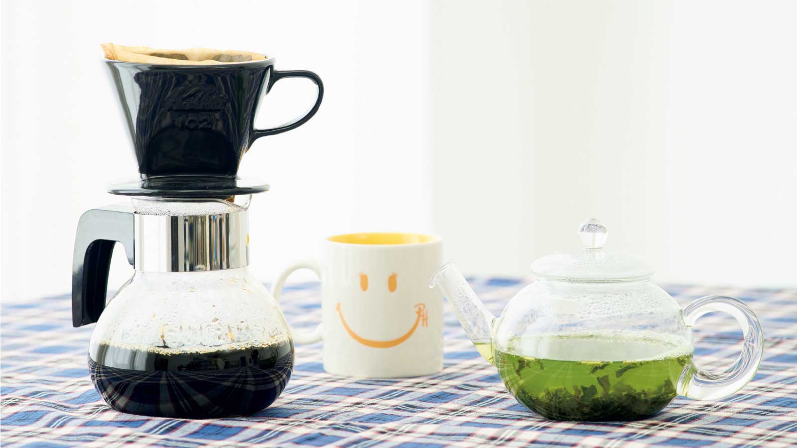 緑茶とコーヒーを1：1の比率でブレンドする。朝起きたらカップ1杯飲んでリラックスを。