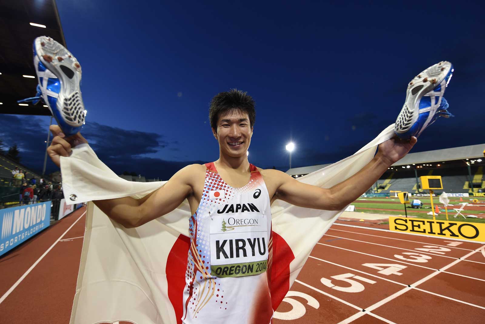 2014年7月23日　世界ジュニア陸上　男子100m決勝 　桐生祥秀／この大会で銅メダルを獲得した桐生。日の丸をまといウィニングラン。