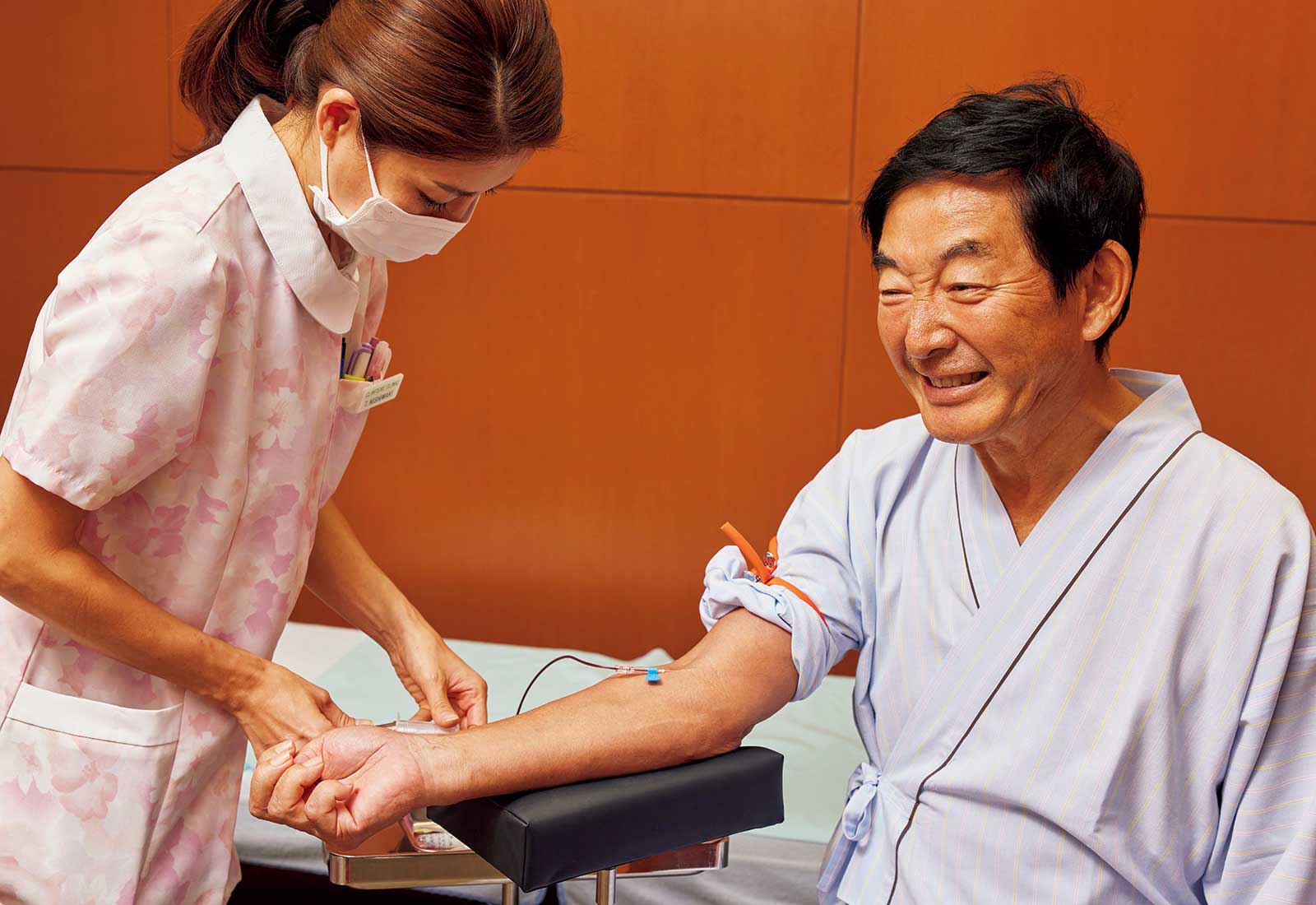 クリントエグクリニックで血液検査をうける石田純一さん。