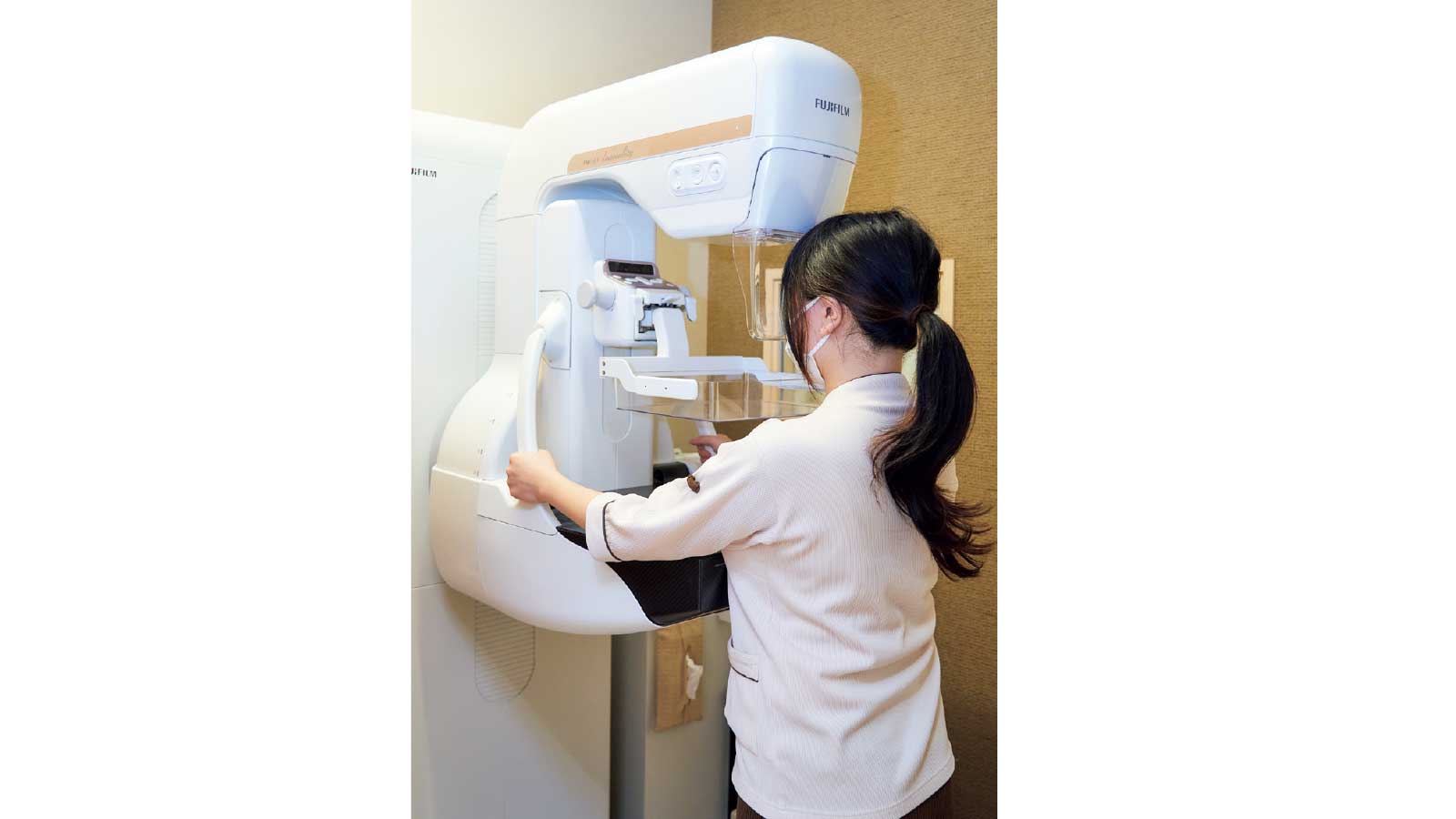 乳がん検診としてマンモグラフィと乳腺エコーを行う。乳房専用のX線撮影で乳がんの初期症状にあたる微細石灰化を調べる。