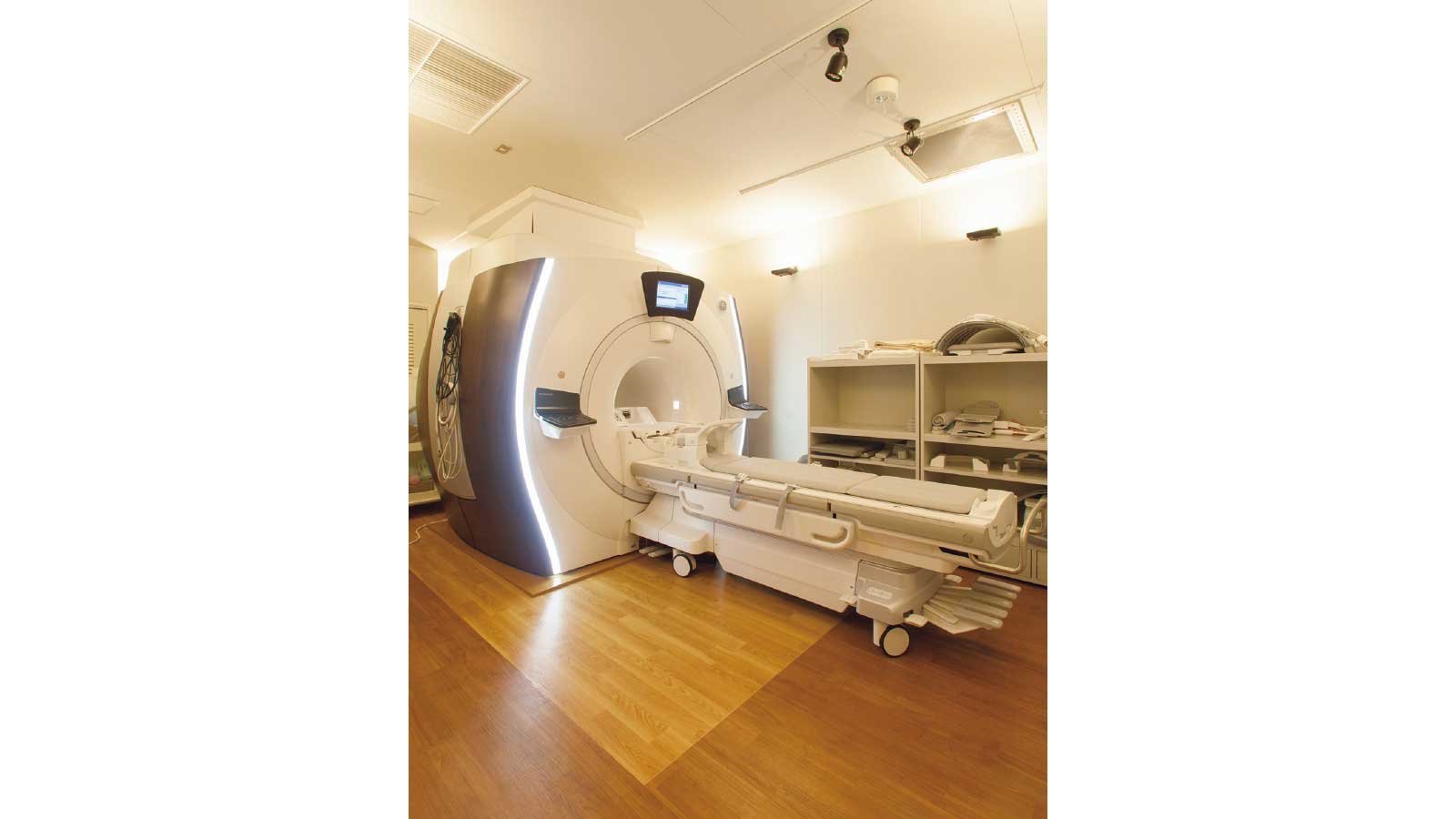 MRIでお腹に振動を与えながら肝臓を確認。