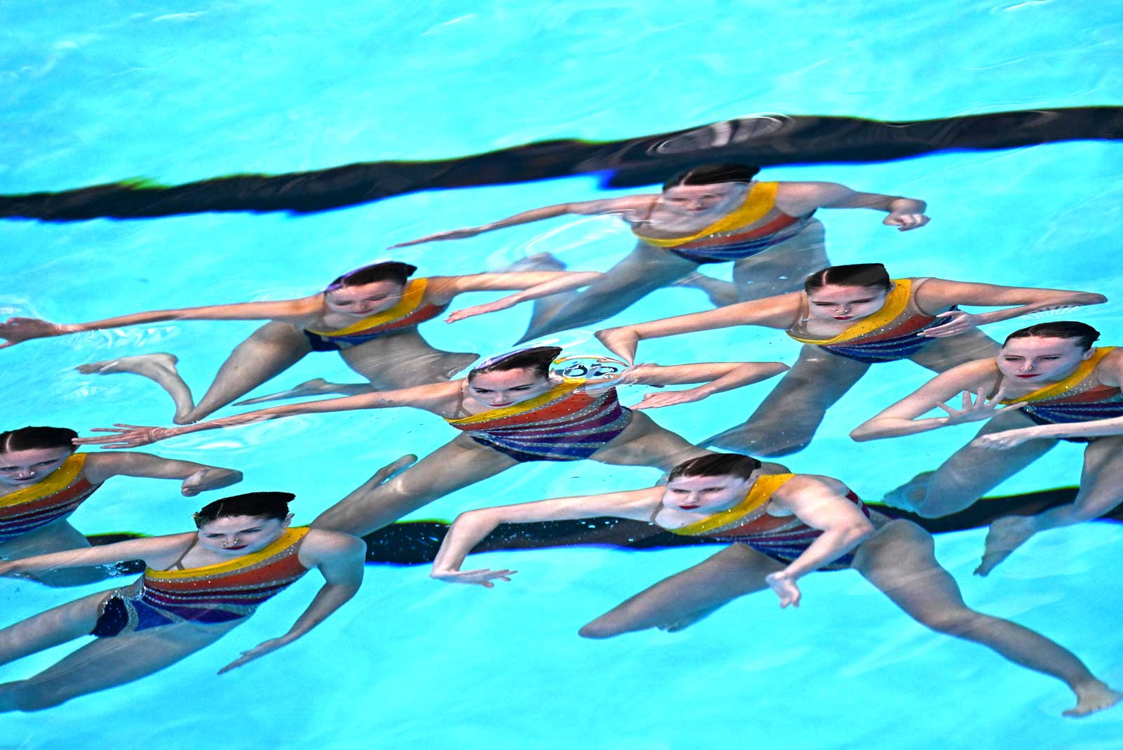 水面下の選手たち、人魚のような、熱帯魚のような姿だ。