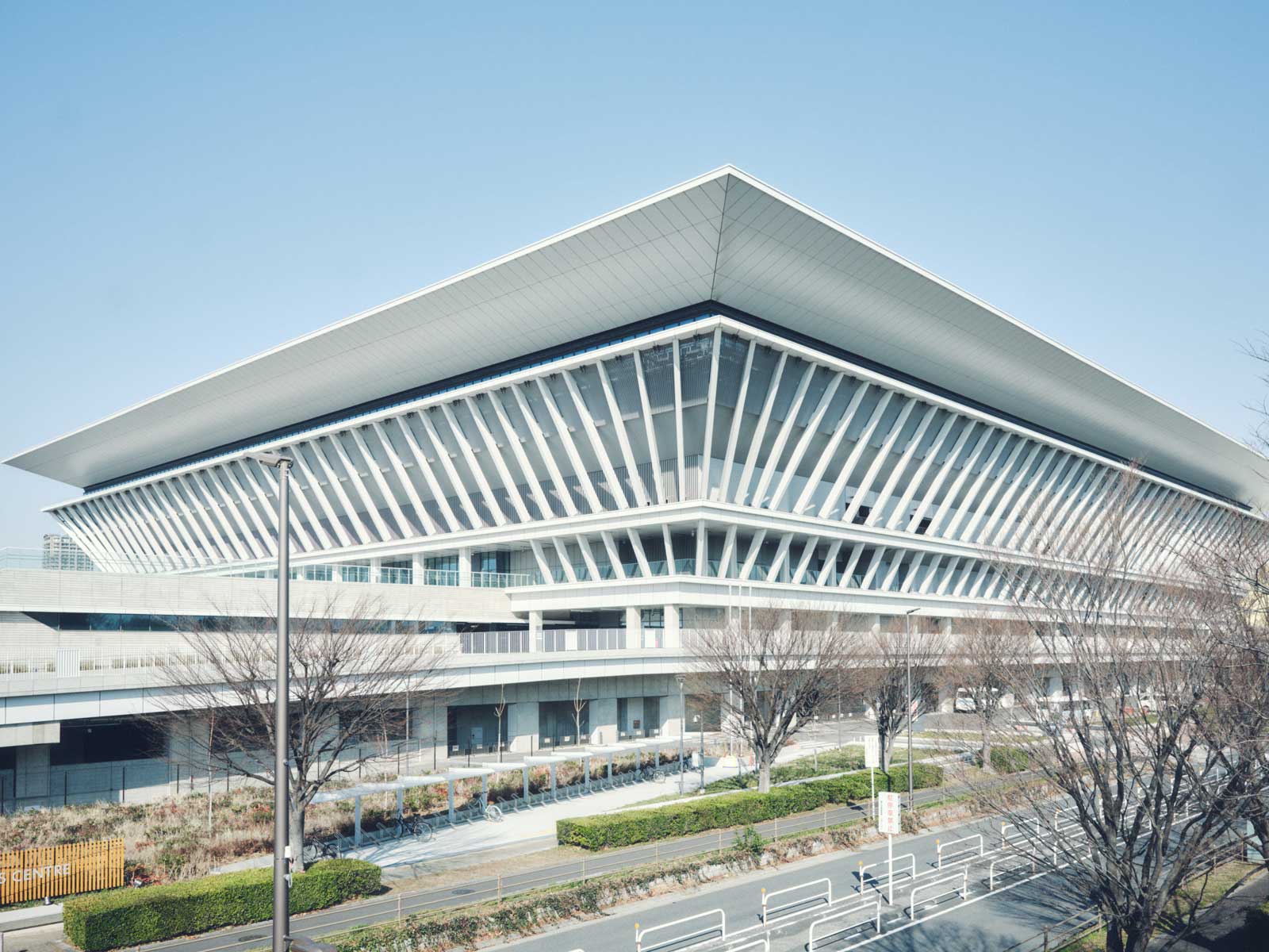 これまで水泳の聖地として愛された〈東京辰巳国際水泳場〉がアイスリンクとなり、〈東京アクアティクスセンター〉は新たな水泳の聖地として昨年から一般に開放されている。