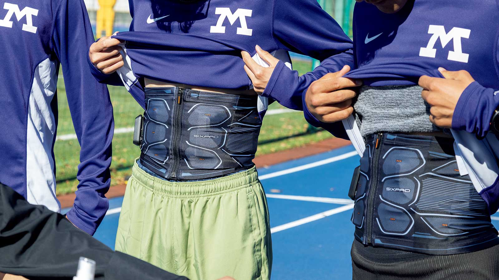 SIXPAD Powersuit Core Beltを着用する明治大学体育会競走部の学生