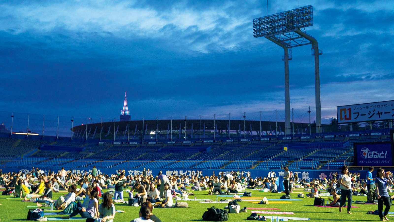 神宮球場 真夏の夜のヨガ