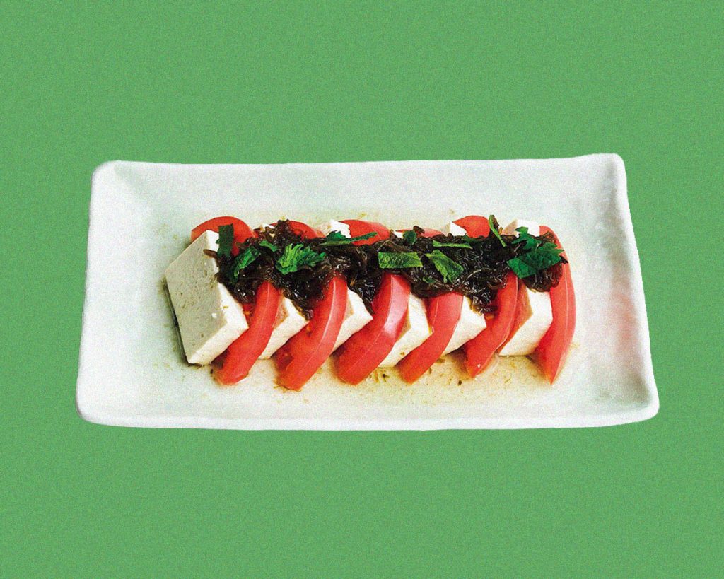トマトと島豆腐のカプレーゼ もずく酢のせ：〈旬菜ダイニング 千の恵み