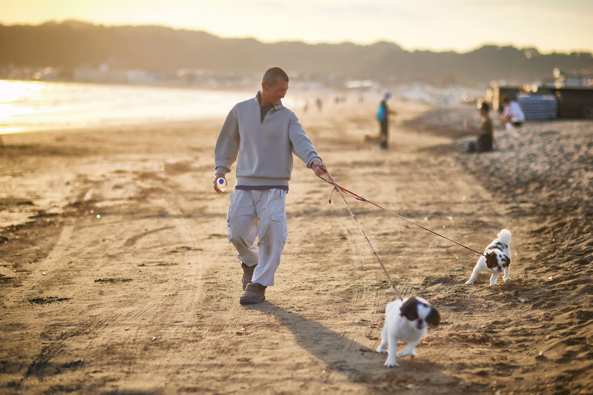 犬の散歩をする大木新次