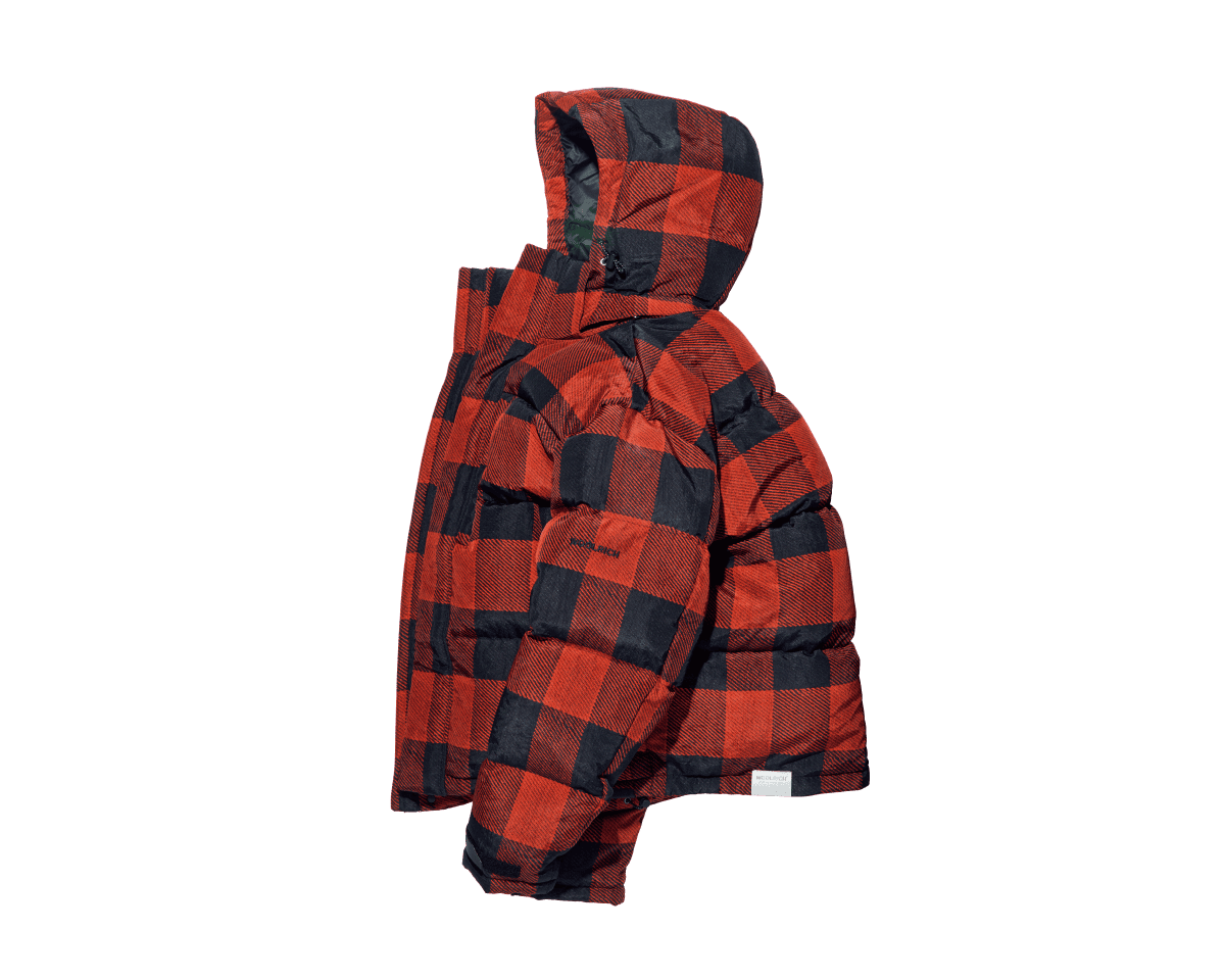 こう見えて、水も弾くナイロン製。〈WOOLRICH BLACK LABEL〉のダウンジャケット。