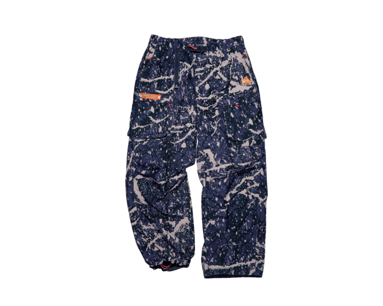 街、山、荒野で活躍する〈NIKE ACG〉のスキーパンツ。