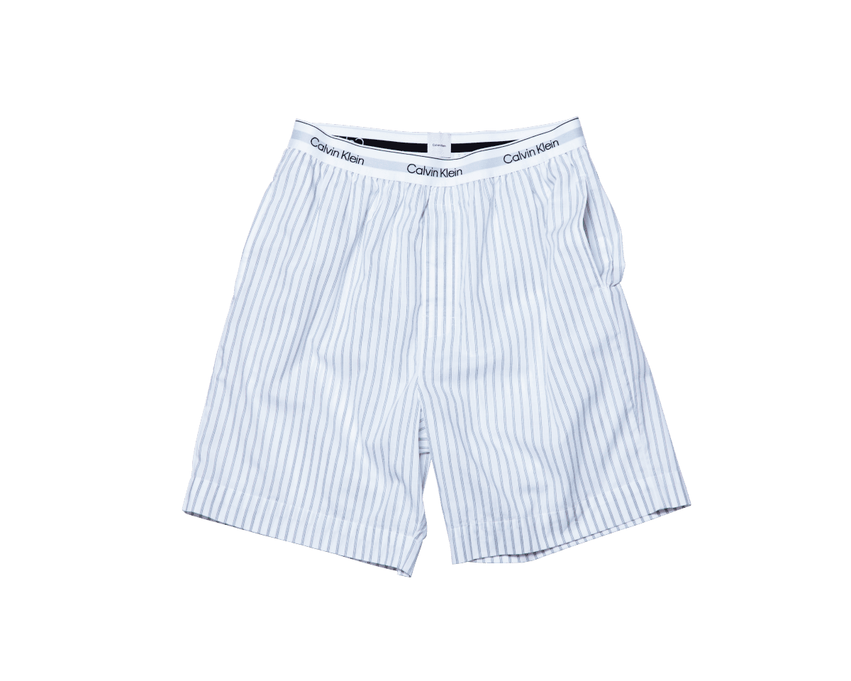 見られても恥ずかしくないトランクス。〈Calvin Klein〉のショートパンツ。