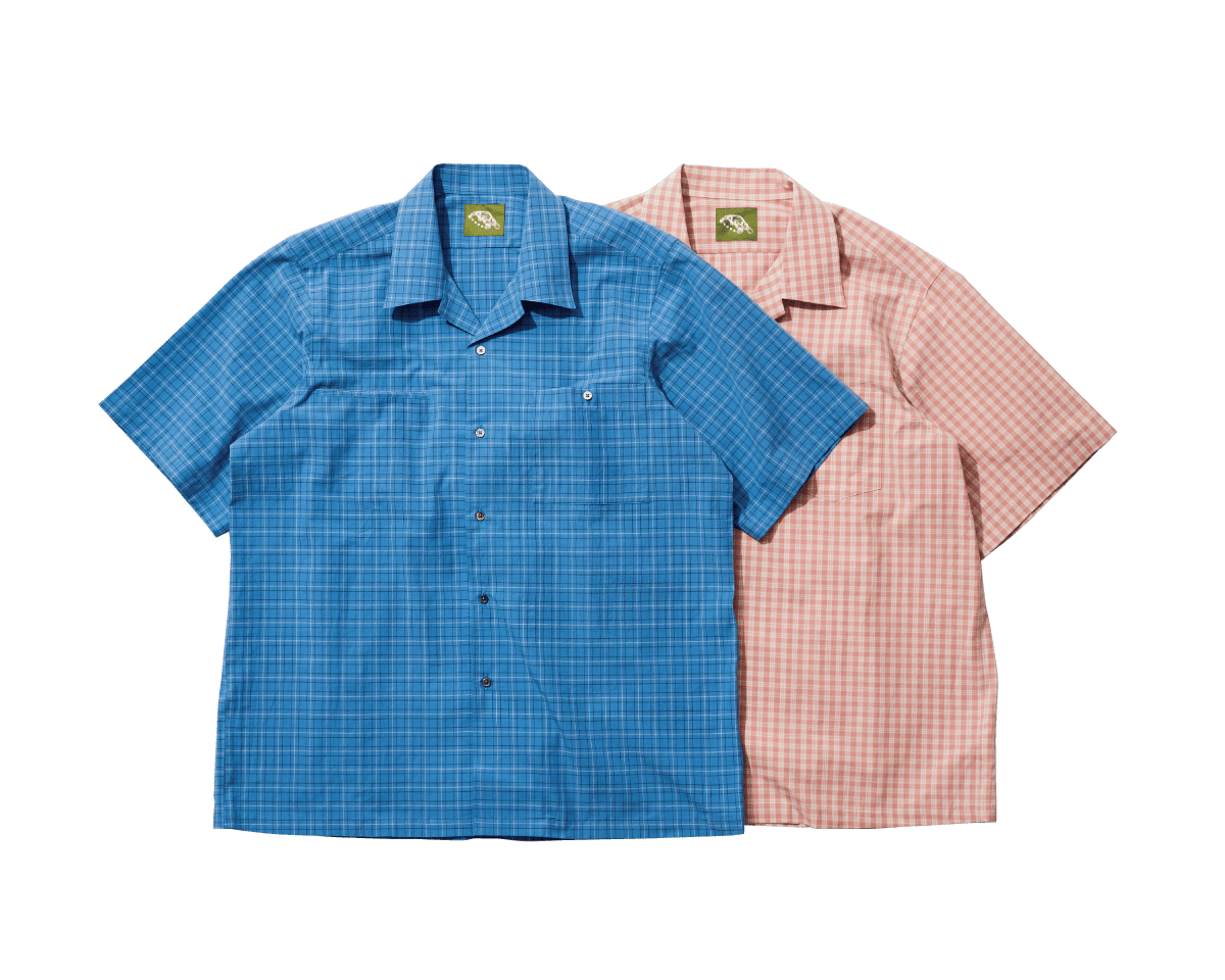 アメリカ顔のオープンカラー。〈LOBS Adventure Clothing〉のシャツ。