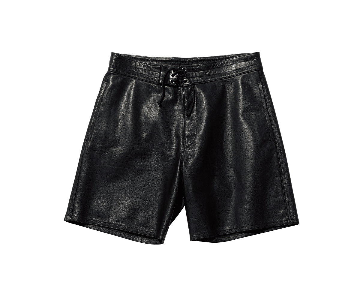 まさか、このまま海中に潜れる？ 〈A LEATHER〉のショーツ。