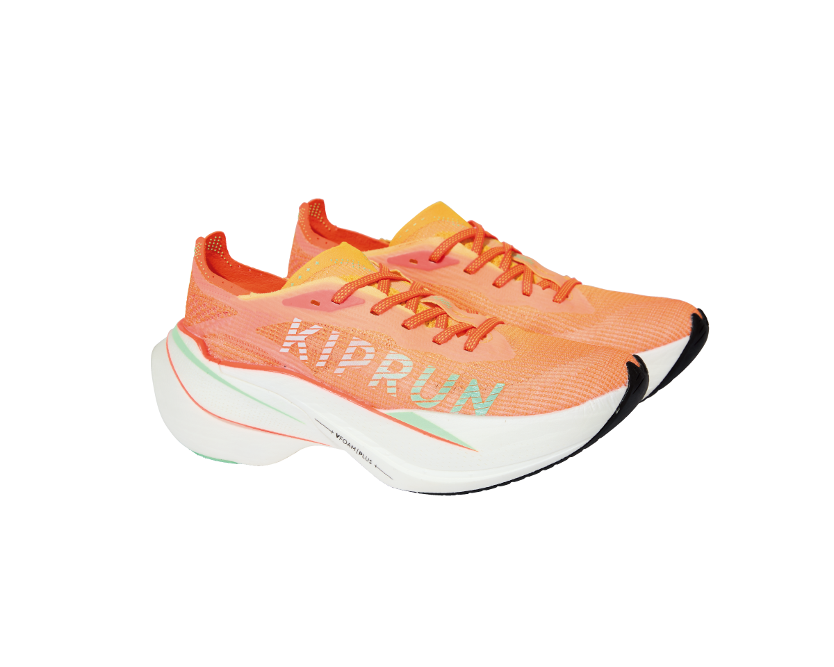 フランス発のランニング専用ブランド。〈KIPRUN〉のスニーカー。