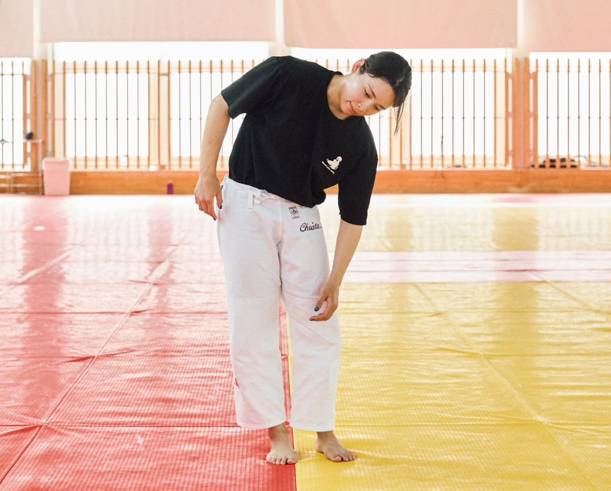 出口クリスタカラダを傾けストレッチ