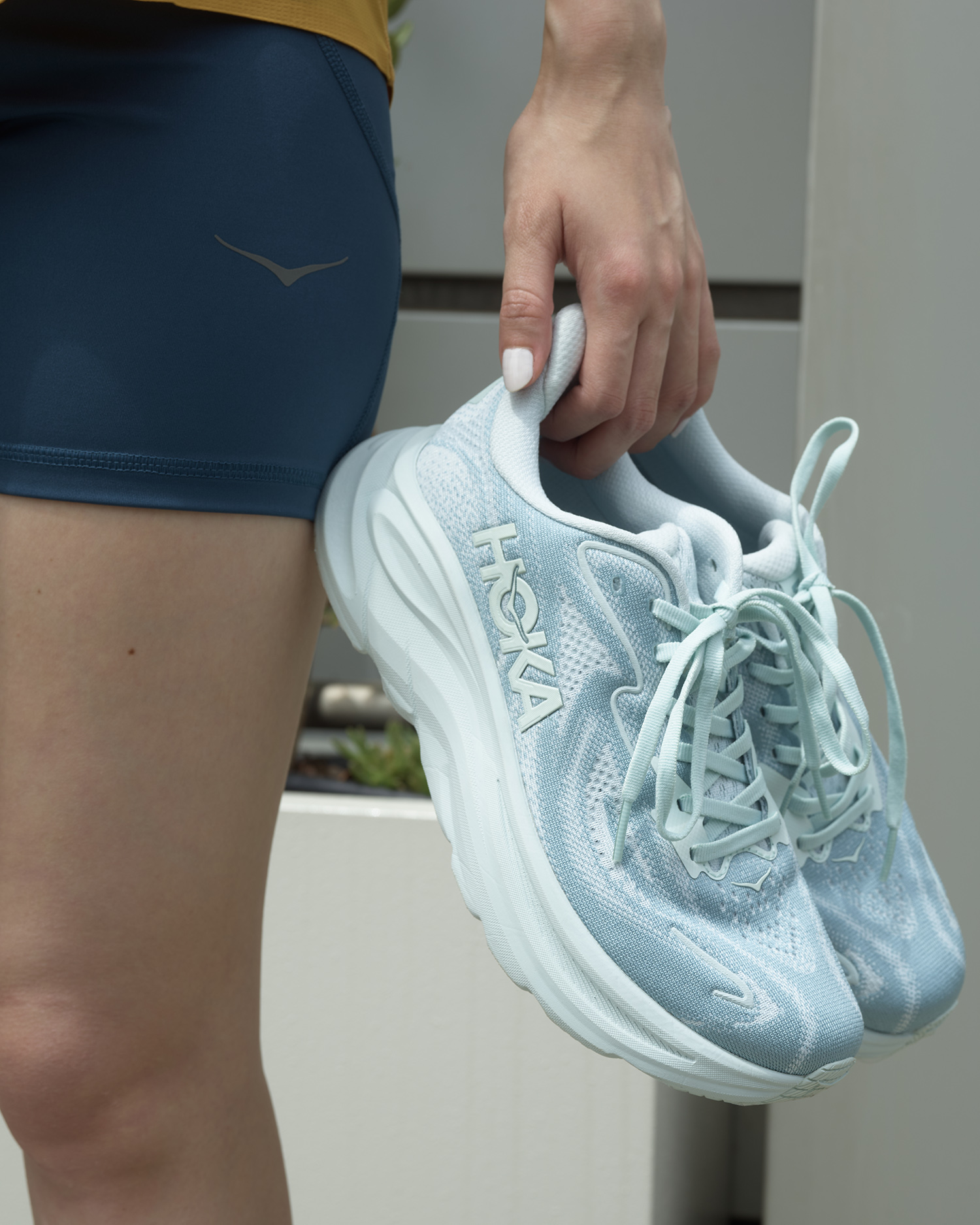 〈HOKA〉の《クリフトン10》
