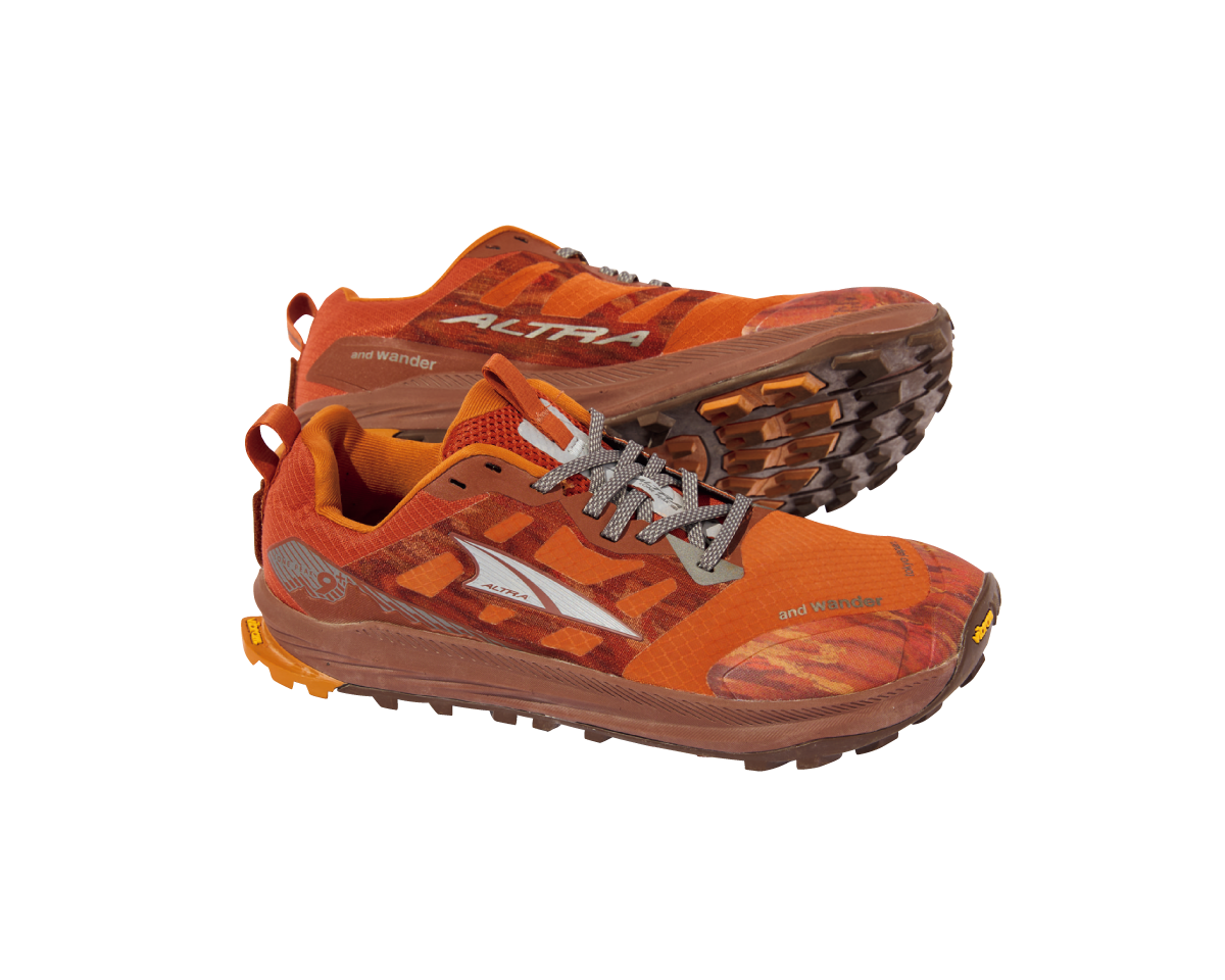 足元にも紅葉を。〈Altra × and wander〉のスニーカー。