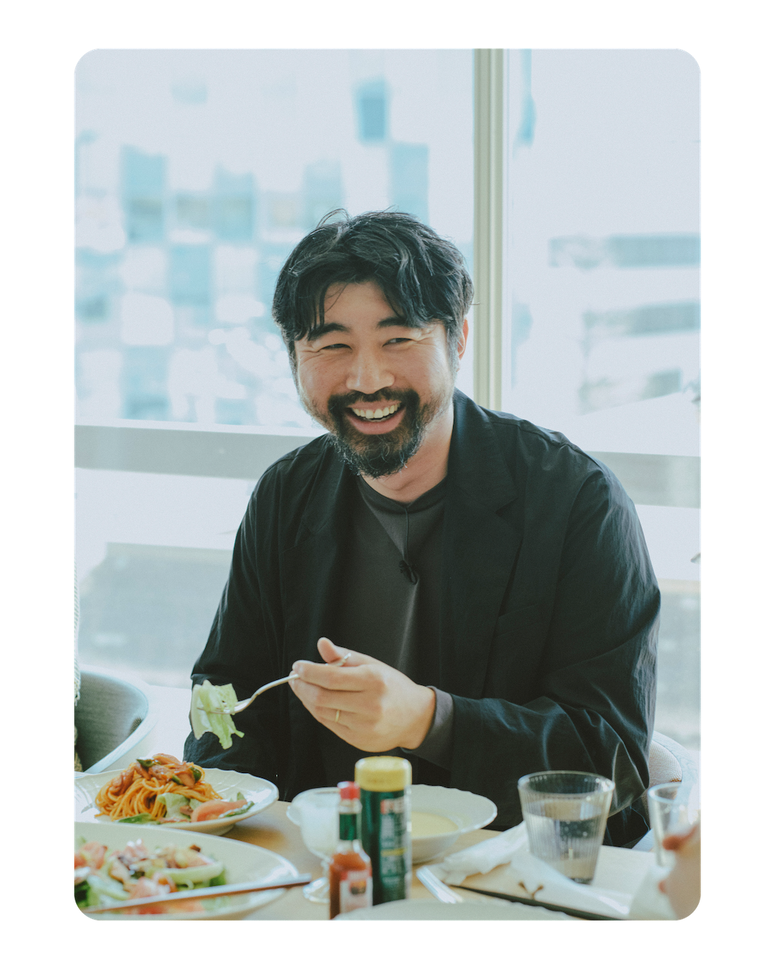眼鏡デザイナー・熊谷富士喜さんと、喫茶店のナポリタンを頬張る。