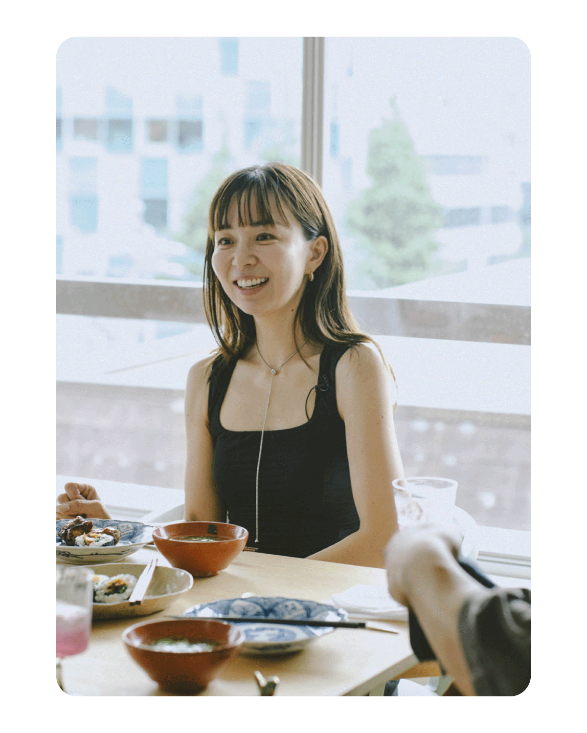 ヤンニョムチキンを味わいながら、金子渚さんとネイルの楽しさを再発見する。