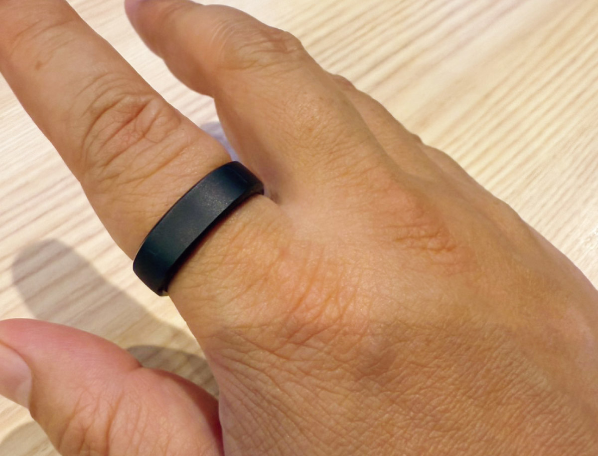 呼吸や心拍、睡眠の深さなど睡眠中の状態を計測するリングを常用