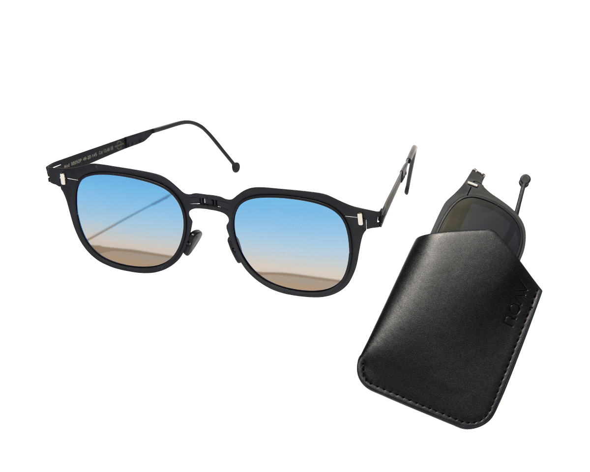 胸ポケットに収まる相棒。〈ROAV GALAXY〉のサングラス。