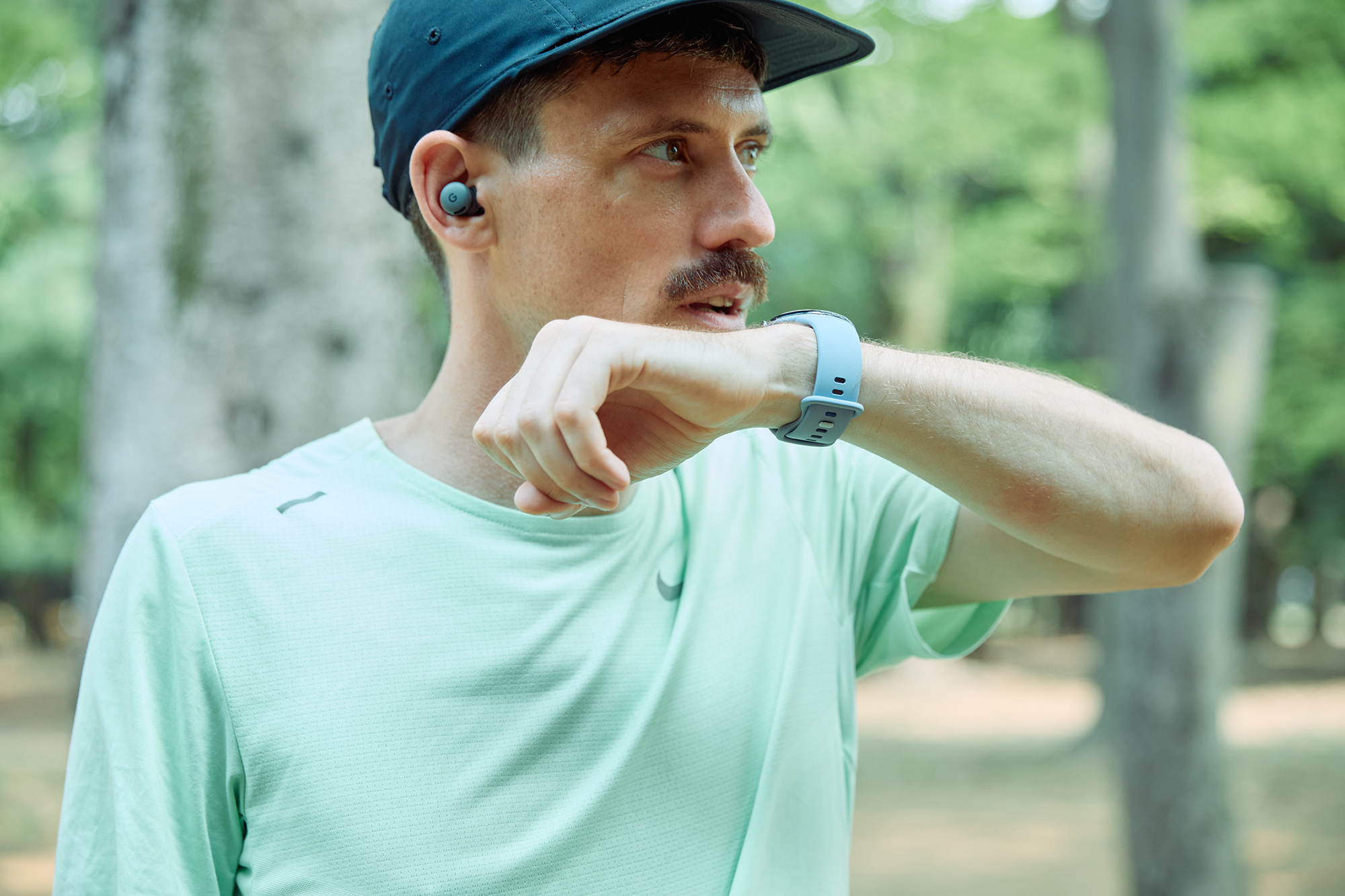 《Google Pixel Watch 4》を装着してランを楽しむ。