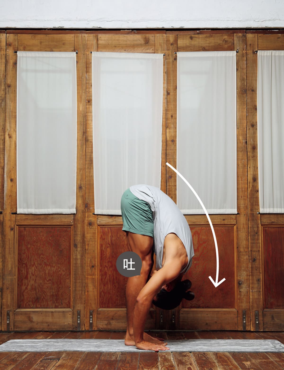 前屈している男性