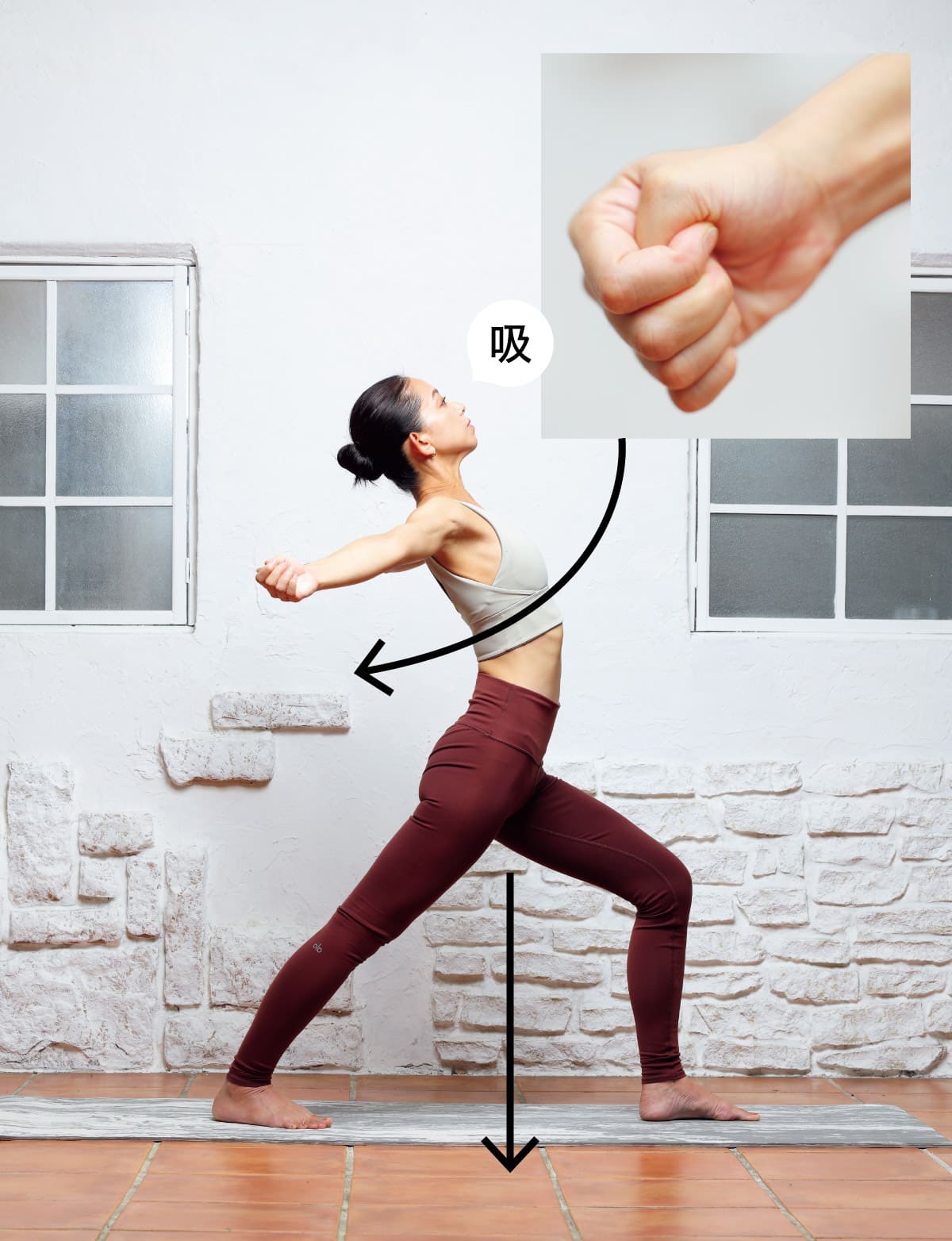 両手を広げる女性