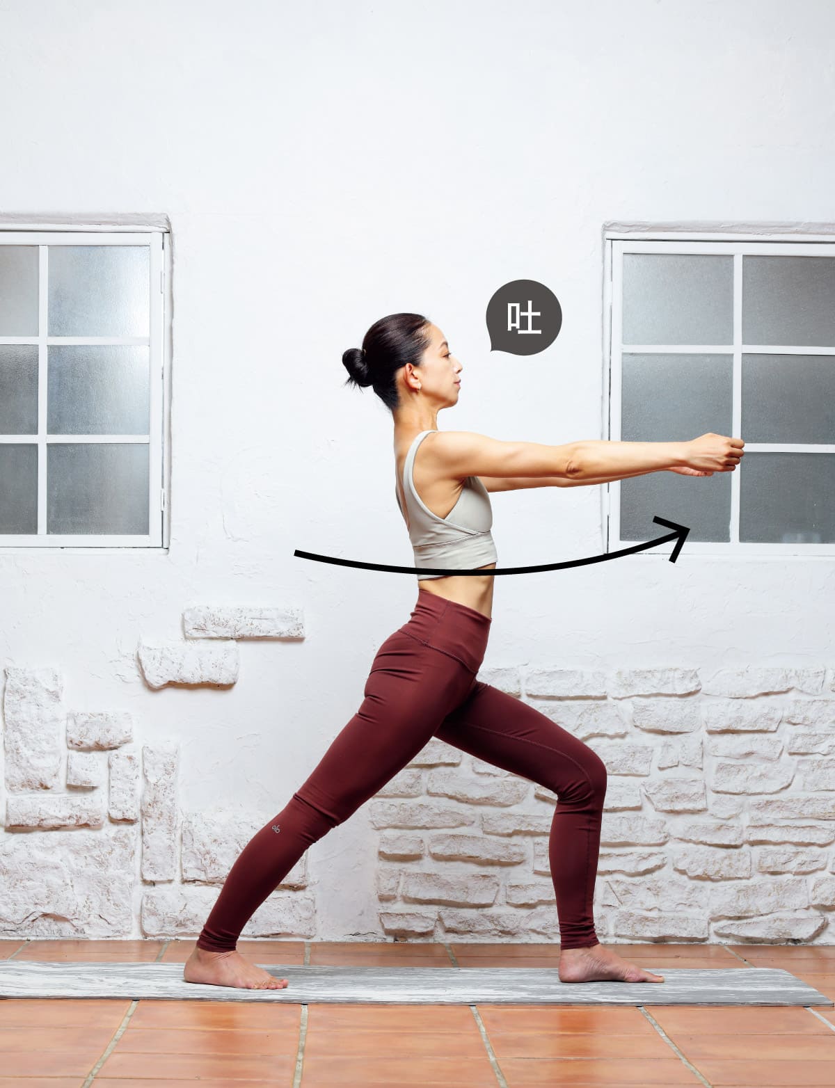 両腕を前に出す女性