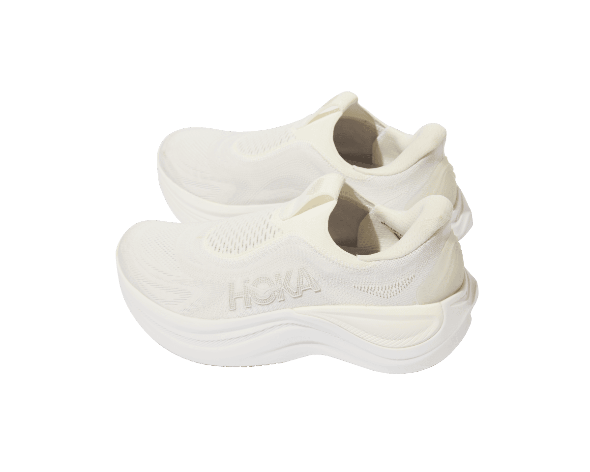 ラン後のリカバリーも〈ホカ〉で。〈HOKA〉のシューズ。