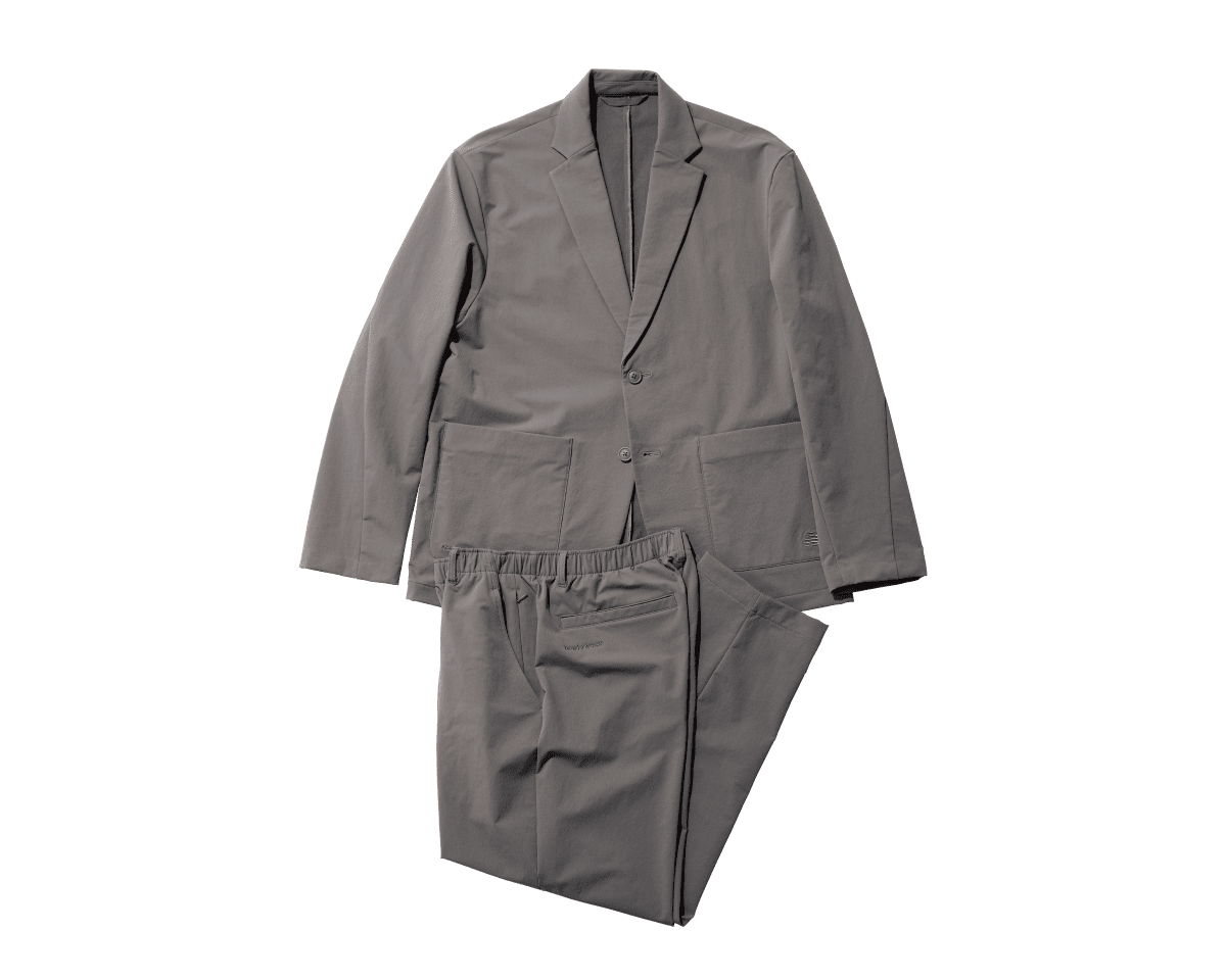 白黒はっきりしない、グレーな上下。〈New Balance〉のジャケット＆パンツ。