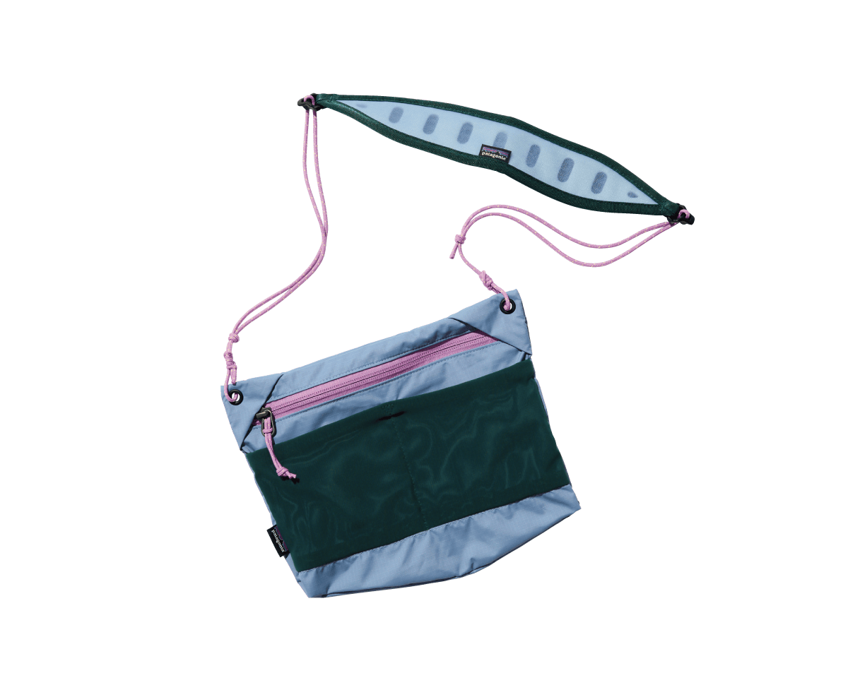 小さなボディに機能を凝縮。〈Patagonia〉のサコッシュ。