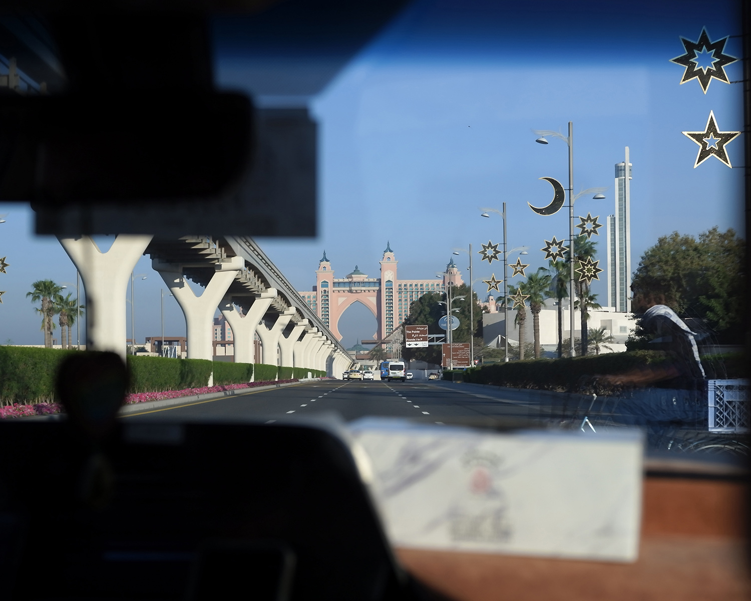 まるでテーマパークのようなゲートが見えてきたら、そこが《Atlantis, The Palm》の入口。