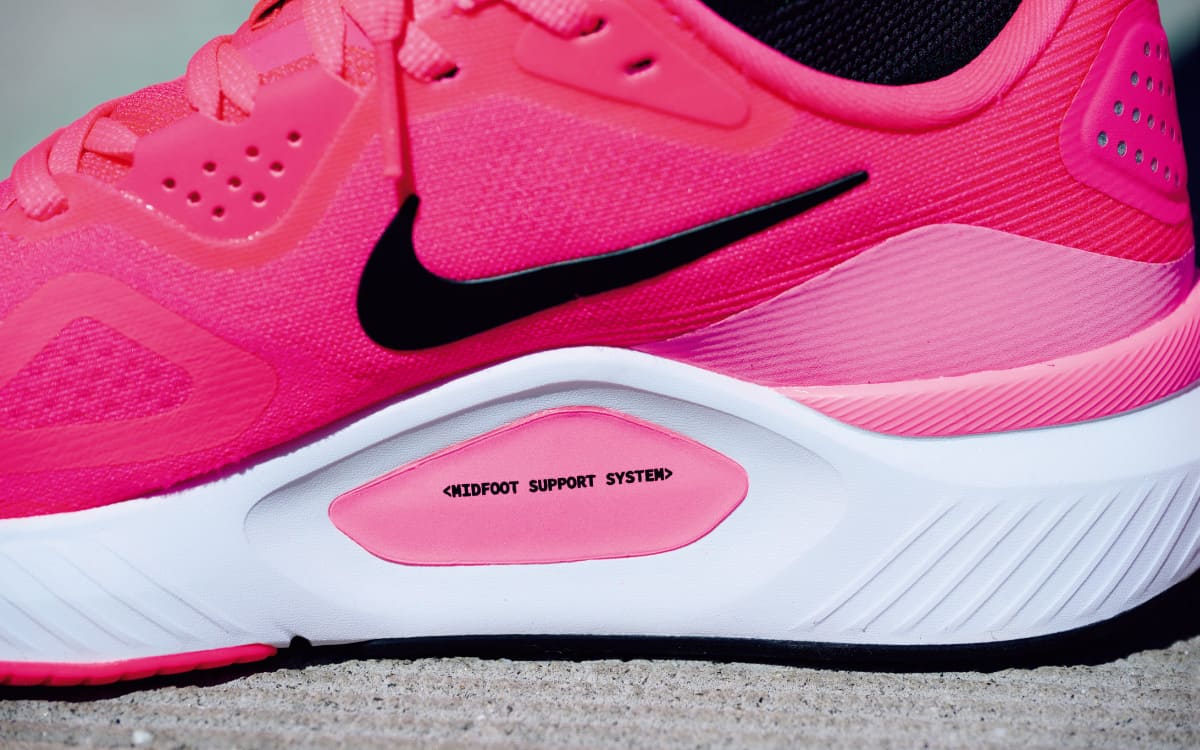 《ナイキ ストラクチャー 26》