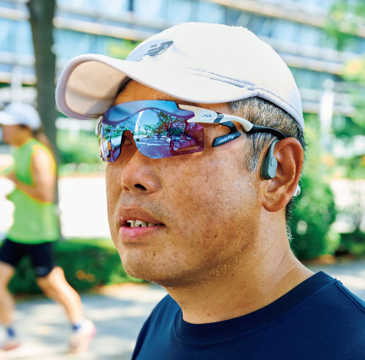 サングラスをかける男性