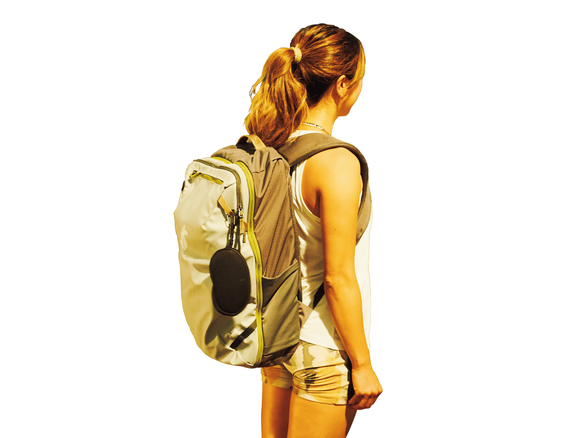 収納力たっぷりのリュックを背負った女性