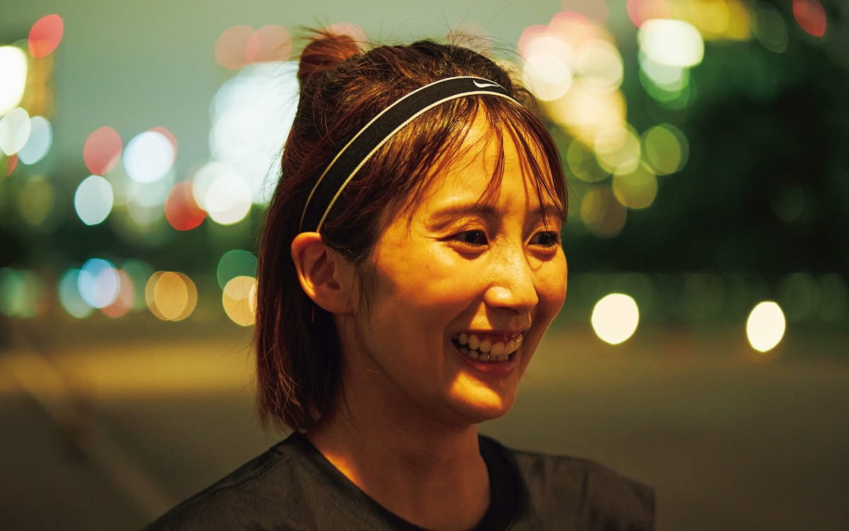 ヘアバンドしている女性