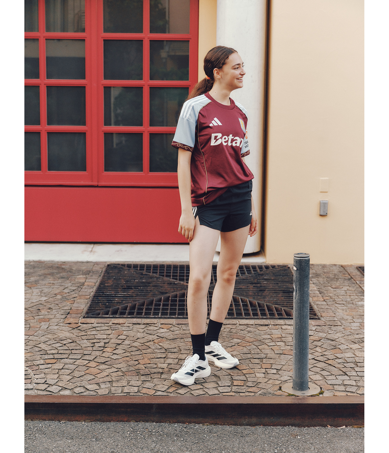 〈adidas〉《EVO SL》を履いたモデル