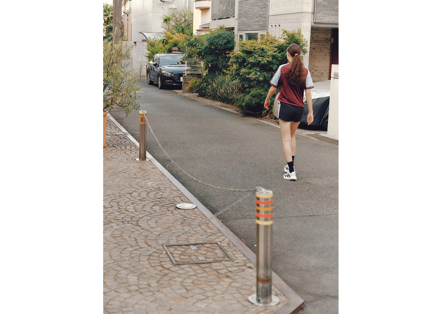 〈adidas〉《EVO SL》を履いたモデル