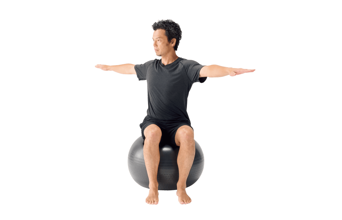 センター＿バランスボールにのる男性