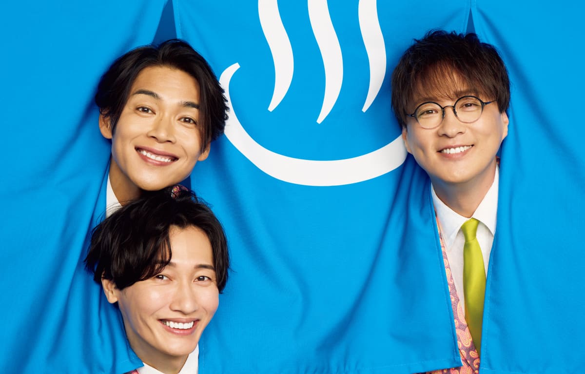 三人がのれんから顔を出している