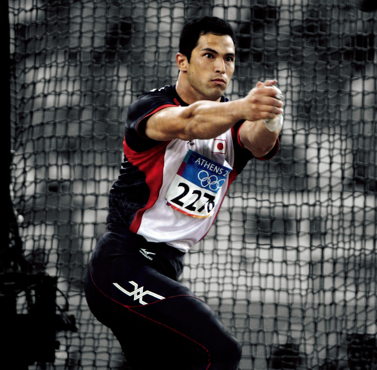 室伏広治の砲丸投げ姿