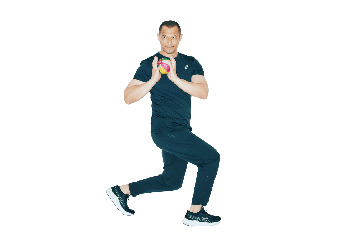 紙風船を力を抜いて持つ室伏広治