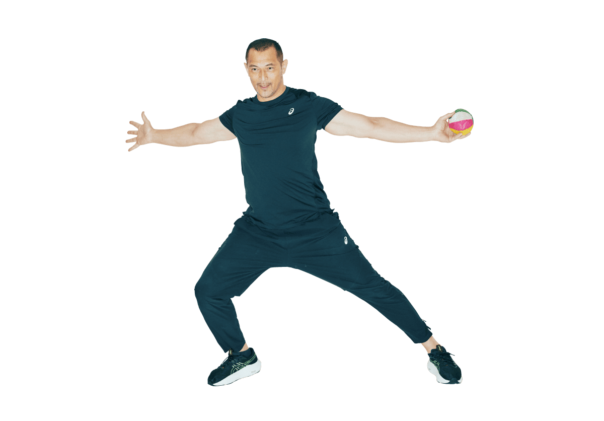 紙風船を力を抜いて持つ室伏広治