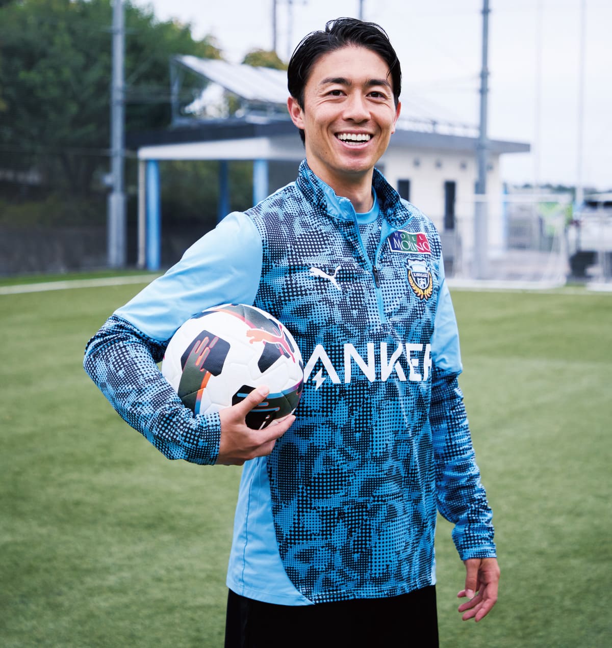 サッカー選手・ ファンウェルメス ケルケンがサッカーボールを持つ姿