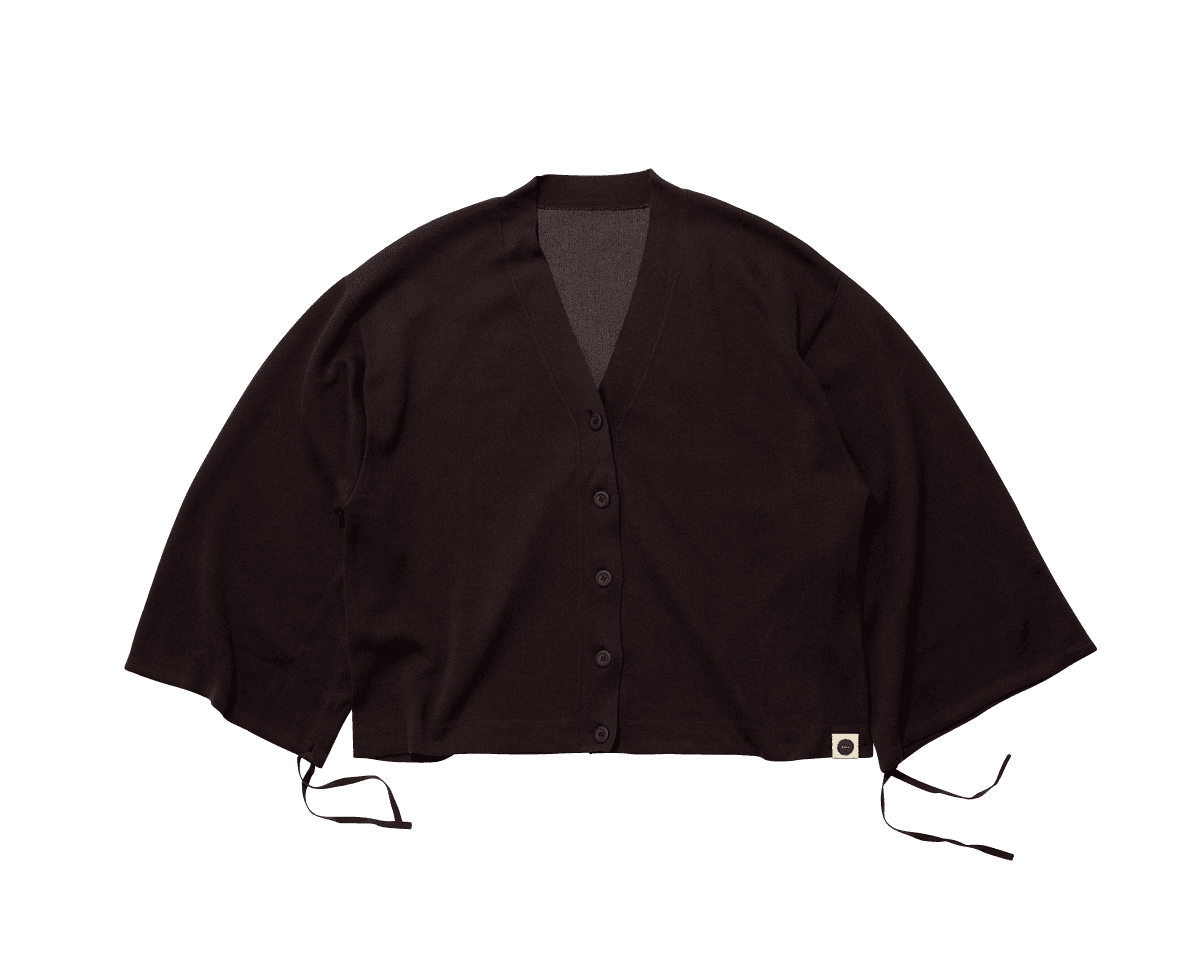 地球に還るワイドな羽織。〈ENSULO〉のニットカーディガン。